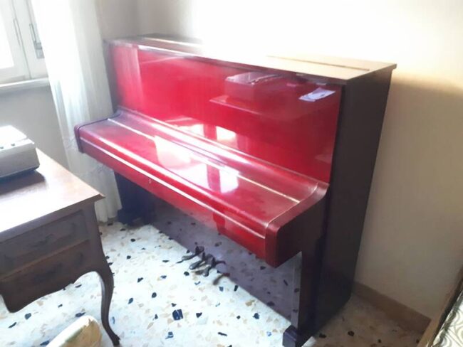 red piano yamaha