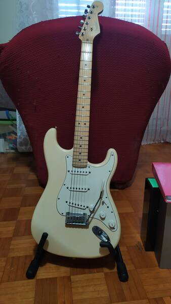 fender stratocaster bianca