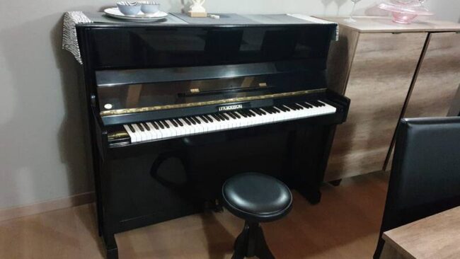 pianoforte verticale laccato nero