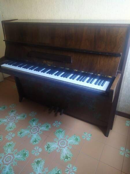 pianoforte verticale petrof usato