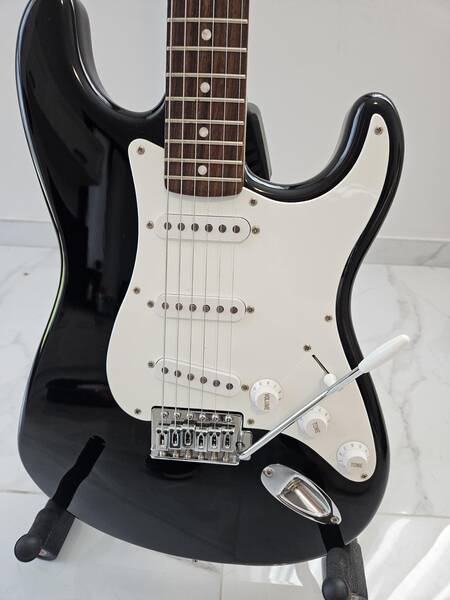 squier by fender bullet stratocaster tremolo lrl black