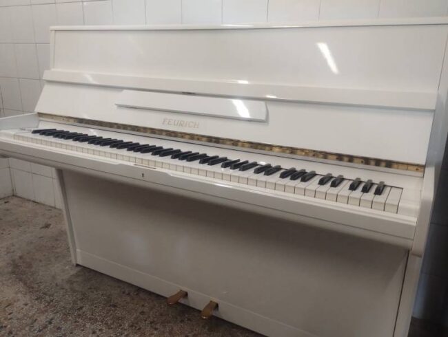 pianoforte feurich bianco lucido tedesco con trasporto e panca inclusi