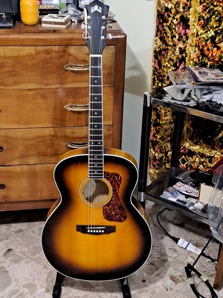 stupenda chitarra acustica jumbo guild f-250e deluxe atb sunburst