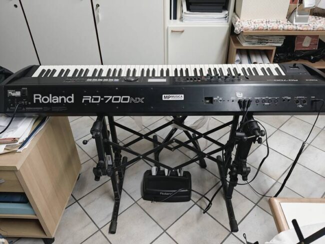 roland rd700 nx con pedaliera roland e case con ruote