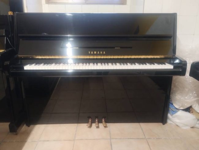 pianoforte yamaha 116 seminuovo con trasporto e panca inclusi