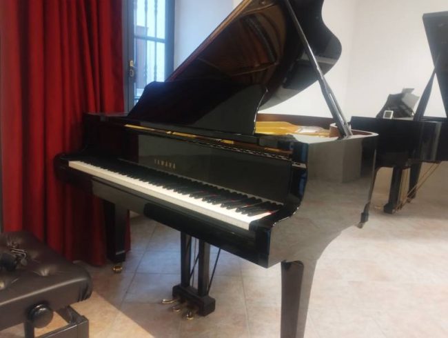 pianoforte yamaha c5 con trasporto e panca inclusi