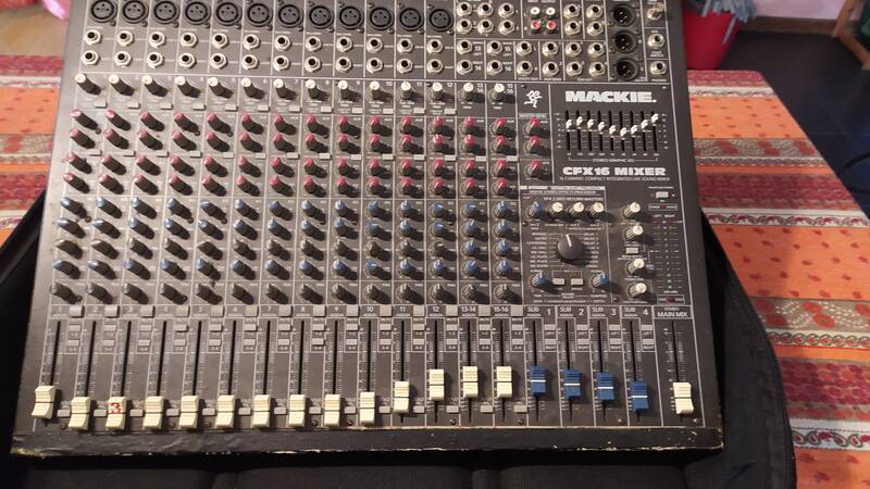 vendo mixer mackie cf16 professionale