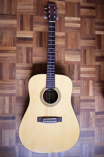 chitarra acustica anni '80