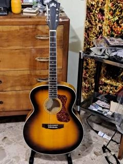 stupenda chitarra acustica jumbo guild f-250e deluxe atb sunburst